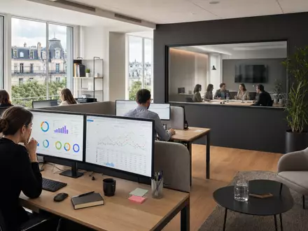 Ipsos SA (ISIN FR0000073298) Marktforschungsbüro mit Analysten, Datenbildschirmen und Fokusgruppenraum in Paris - Foto: THN