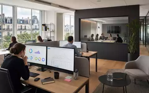 Ipsos SA (ISIN FR0000073298) Marktforschungsbüro mit Analysten, Datenbildschirmen und Fokusgruppenraum in Paris - Foto: THN
