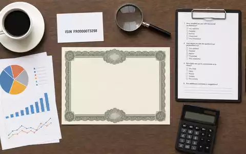 Ipsos SA (ISIN FR0000073298) Flatlay mit Aktienzertifikat, ISIN-Karte, Fragebogen, Diagrammen und Marktforschungs-Utensilien auf Holztisch - Foto: THN