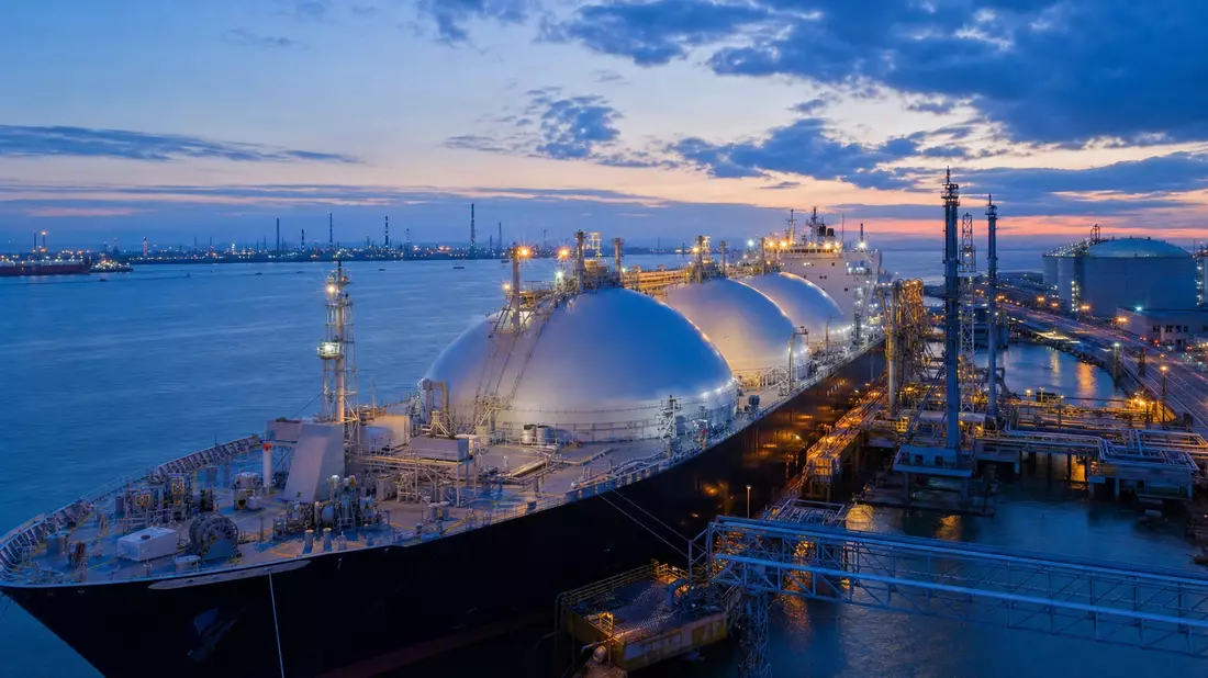 LNG-Tanker mit sphärischen Kuppeln am Terminal in der Abenddämmerung