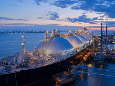 Gaztransport & Technigaz SA (FR0011726835): LNG-Tanker mit Membrantank-Kuppeln liegt abends am Terminal an - Foto: THN