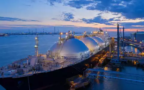 Gaztransport & Technigaz SA (FR0011726835): LNG-Tanker mit Membrantank-Kuppeln liegt abends am Terminal an - Foto: THN