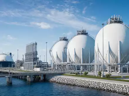 Gaztransport & Technigaz SA (FR0011726835): Modernes 3D-Render eines LNG-Terminals mit großen sphärischen Kryotanks - Foto: THN