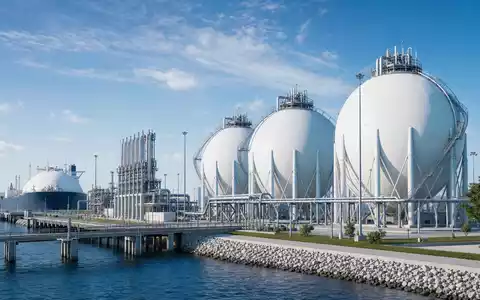 Gaztransport & Technigaz SA (FR0011726835): Modernes 3D-Render eines LNG-Terminals mit großen sphärischen Kryotanks - Foto: THN