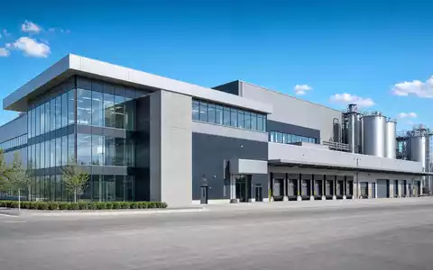 Modernes Architektur-Render einer Industrieanlage mit Glasfassade und Silos, thematisch zu Bodycote plc, ISIN GB00B3FLWH99 - Foto: THN
