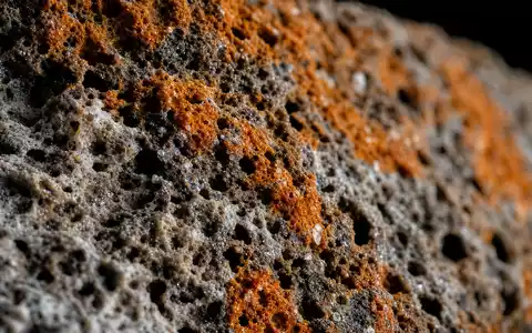 Vesuvius plc feuerfestes Material als extreme Makroaufnahme einer poroesen Keramikoberflaeche ISIN GB00B82YXW83 - Foto: THN