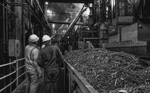 Schwarzweiß-Reportagefoto von Arbeitern im Kraftwerk von Drax Group plc, ISIN GB00B1VNSX38, dokumentarischer Industriealltag - Foto: THN
