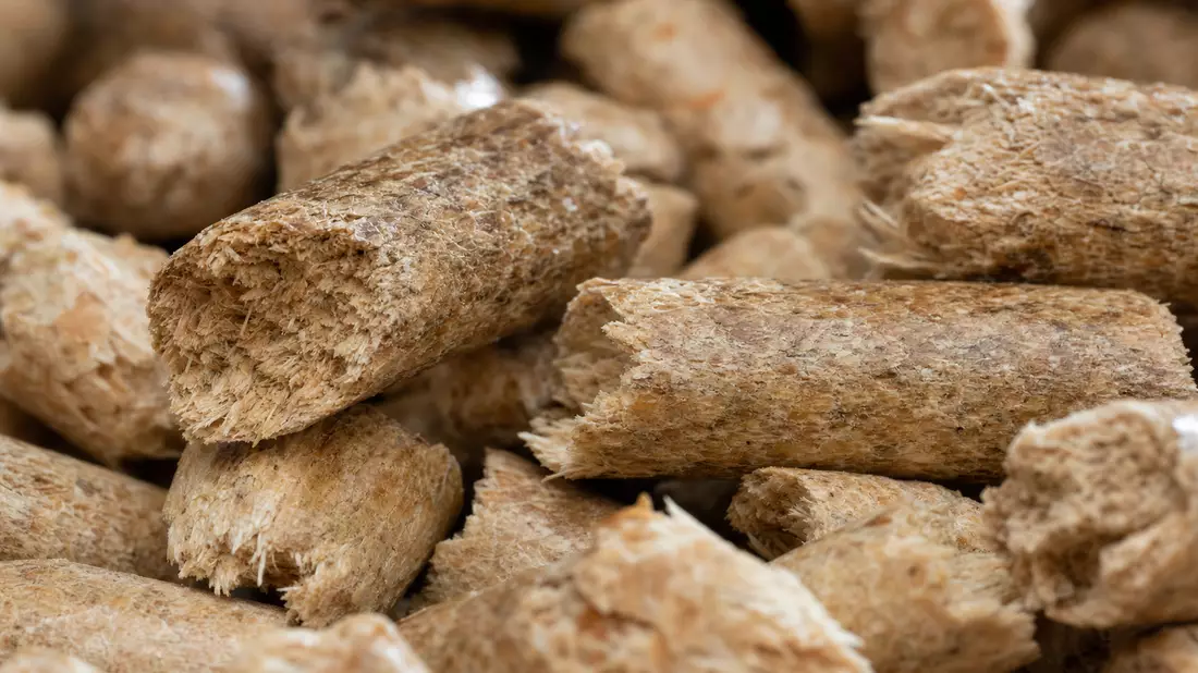 Extreme Nahaufnahme von komprimierten Holzpellets mit sichtbarer Holzfaserstruktur