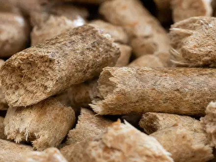 Makroaufnahme von Holzpellets als Biomasse-Brennstoff, relevant für Drax Group plc, ISIN GB00B1VNSX38, im Energieerzeugungsprozess - Foto: THN