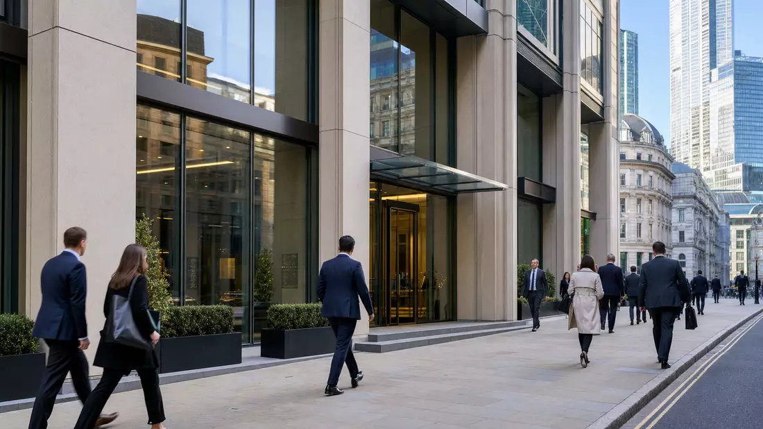 Modernes Bankgebäude im Finanzviertel mit Passanten in Businesskleidung