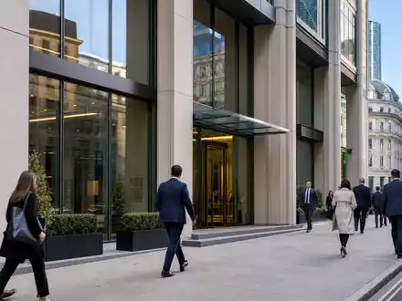 Fotorealistische Straßenszene zeigt Bankgebäude im Finanzviertel, passend zu Close Brothers Group plc, ISIN GB0007668071, London - Foto: THN