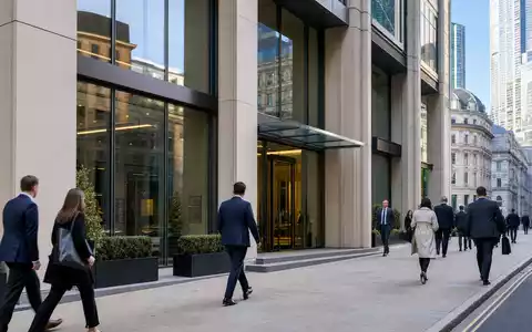Fotorealistische Straßenszene zeigt Bankgebäude im Finanzviertel, passend zu Close Brothers Group plc, ISIN GB0007668071, London - Foto: THN