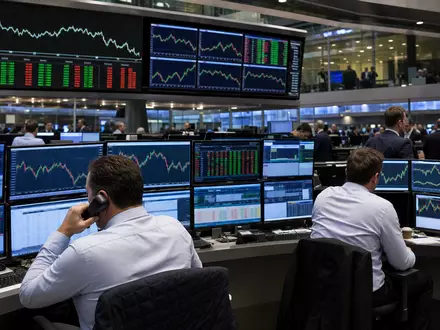 Börsen-Editorial zeigt Trading-Floor mit Finanzcharts, relevant für Close Brothers Group plc, ISIN GB0007668071 - Foto: THN