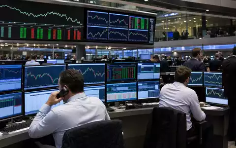 Börsen-Editorial zeigt Trading-Floor mit Finanzcharts, relevant für Close Brothers Group plc, ISIN GB0007668071 - Foto: THN