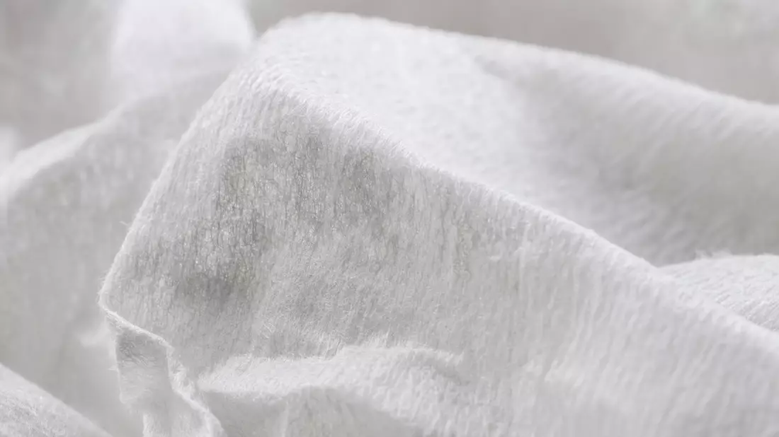 Extreme Makroaufnahme von weichem, gefaltetem Tissue-Papier mit feinen Fasern