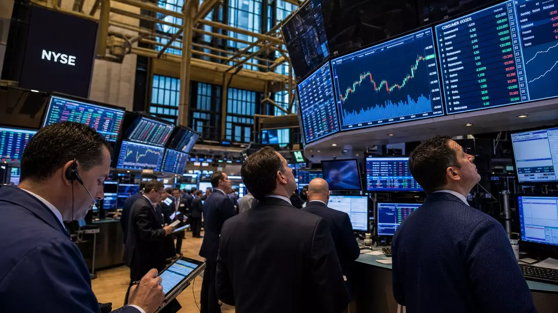 Editorial-Foto vom NYSE-Handelssaal mit Händlern vor Bildschirmen und Kursdiagrammen