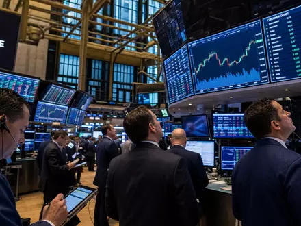 Kimberly-Clark (US4943681035) Börsen-Editorial zeigt NYSE-Handelssaal mit vielen Händlern vor großen Konsumgüter-Sektor-Charts und Bildschirmen - Foto: THN