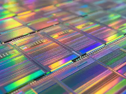 Makroaufnahme zeigt Halbleiter-Detailstruktur passend zu KLA Corporation ISIN US4824801009 mit schillernden Chip-Mustern - Foto: THN