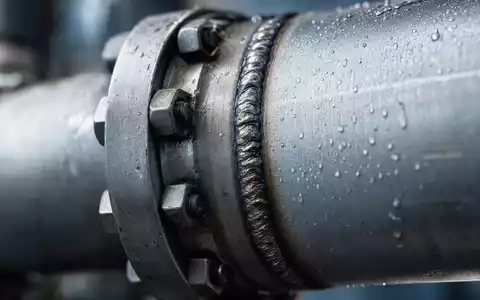 Makroaufnahme einer Stahl-Pipeline-Schweißnaht illustriert Kinder Morgan, Aktie ISIN US49456B1017, Materialdetail der Energiebranche - Foto: THN