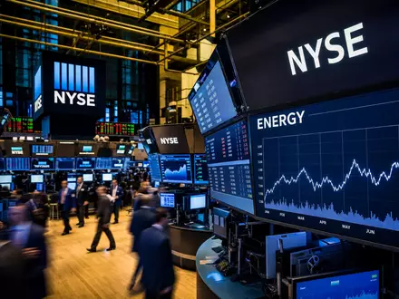 Börsen-Editorial vom NYSE-Handelsparkett mit Energiechart steht für Kinder Morgan, Aktie ISIN US49456B1017, Marktbewegung Energie-Sektor - Foto: THN