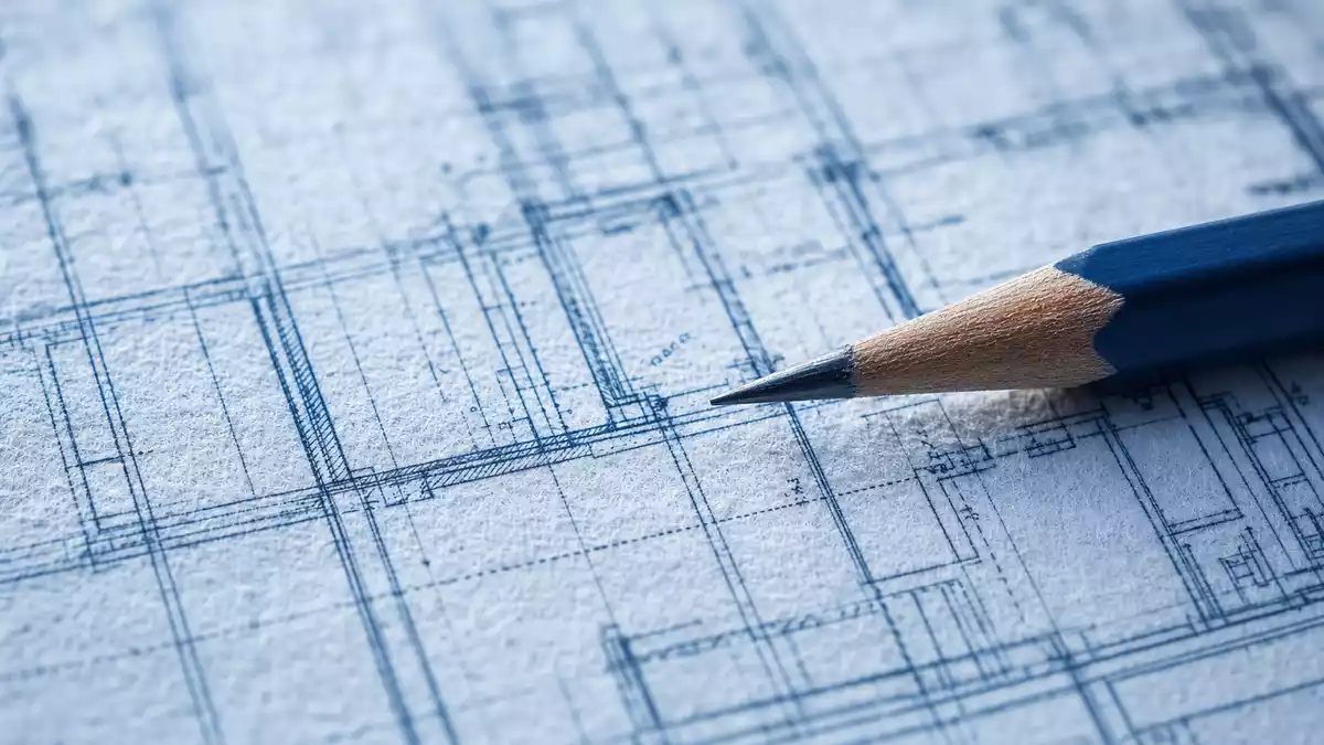 Makrofoto eines technischen Bauplans mit Bleistiftspitze im Vordergrund