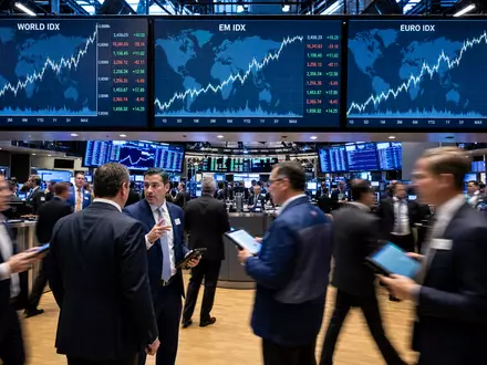 MSCI Inc. (ISIN US55354G1004) Börsen-Editorial mit Trading-Floor und Bildschirmen mit globalen Index-Charts - Foto: THN