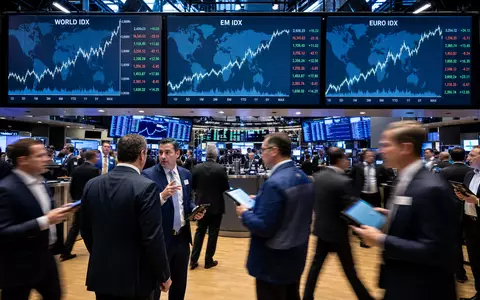 MSCI Inc. (ISIN US55354G1004) Börsen-Editorial mit Trading-Floor und Bildschirmen mit globalen Index-Charts - Foto: THN