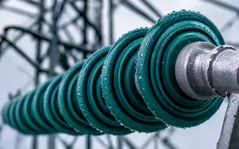 Ameren Corp. US0236081024 macro close-up of ceramic high-voltage insulator with water droplets - Foto: THN