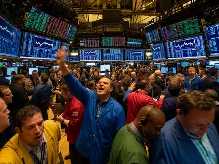 American International Group US0268747849 NYSE trading floor colorful traders insurance sector stock charts - Foto: THN
