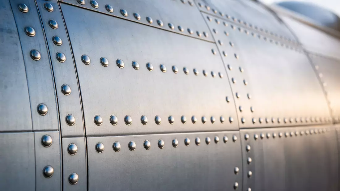 Makro Flugzeugrumpf Aluminium-Nieten metallische Textur, American Airlines Group US02376R1023
