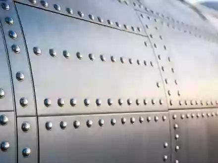 American Airlines Group Aktie US02376R1023 Extremmakro Flugzeugrumpf Aluminium-Nieten Reihen gebürstete metallische Oberflächentextur - Foto: THN