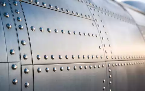 American Airlines Group Aktie US02376R1023 Extremmakro Flugzeugrumpf Aluminium-Nieten Reihen gebürstete metallische Oberflächentextur - Foto: THN
