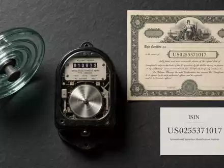 American Electric Power US0255371017 Flatlay mit Glasisolator Ferraris-StromzÀhler Aktienzertifikat und ISIN-Karte US0255371017 - Foto: THN