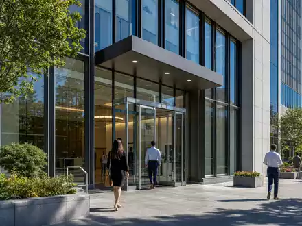 Fifth Third Bancorp US3167731005 modernes Bankgebäude mit Glasfassade und Kunden im urbanen Finanzviertel - Foto: THN