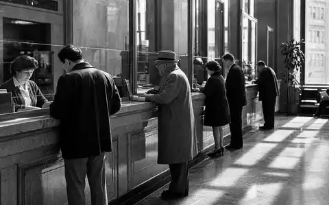 Fifth Third Bancorp US3167731005 dokumentarische SchwarzweiĂ-Reportage am klassischen Bankschalter mit wartenden Kunden - Foto: THN