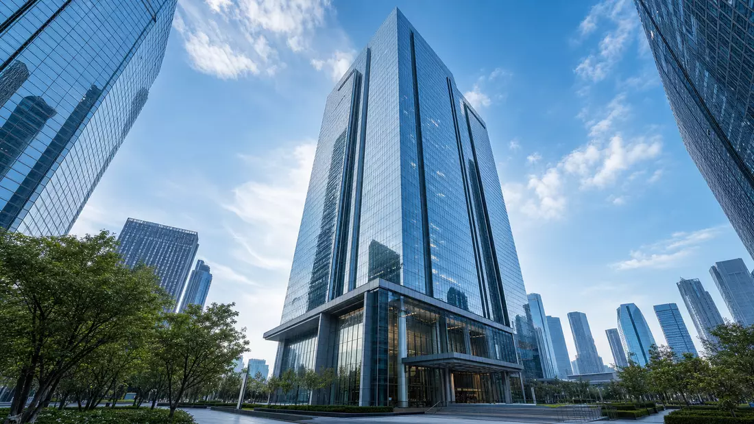 Architektur-Render eines Glas-Stahl-Bankgebäudes im Finanzviertel, blauer Himmel, Fifth Third Bancorp