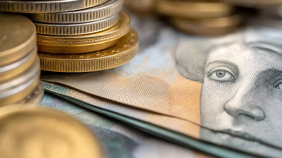 Extremes Makro gestapelter Gold- und Silbermünzen auf Banknoten, Metalltextur, Fifth Third Bancorp