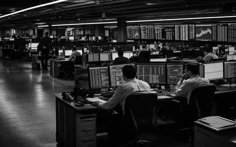 Fidelity National Info US31620M1062 in einer dokumentarischen Schwarz Weiß Aufnahme eines belebten Fintech Operationszentrums - Foto: THN