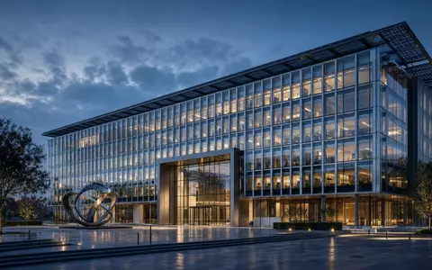 Fidelity National Info US31620M1062 im modernen CGI Render eines glaenzenden Unternehmensgebaeudes zur blauen Stunde - Foto: THN