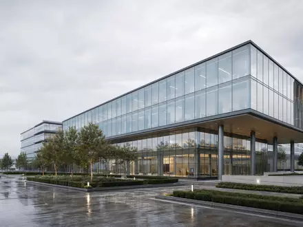 FedEx Corp. moderne Konzernzentrale mit Glasfassade US31428X1063 als fotorealistisches Architektur-Rendering am bewölkten Tag - Foto: THN