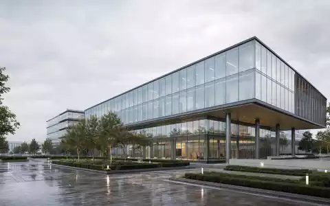 FedEx Corp. moderne Konzernzentrale mit Glasfassade US31428X1063 als fotorealistisches Architektur-Rendering am bewölkten Tag - Foto: THN