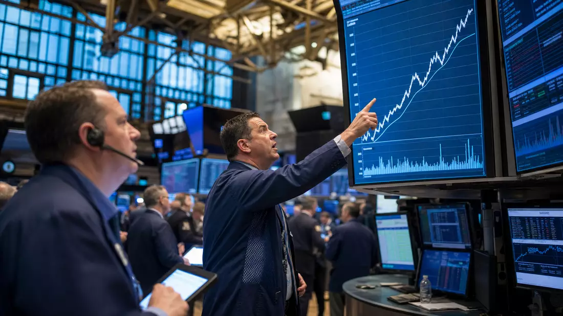 Börsenhändler an der NYSE zeigen auf Logistik-Kursanzeigen, Editorial-Stil