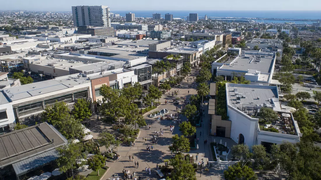 Luftaufnahme eines belebten Federal Realty Einkaufszentrums an der US-Küste