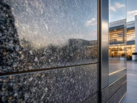 Federal Realty Baumaterial US3137451015 in extremer Makroaufnahme zeigt Granitfassade und Stahlrahmen Detail - Foto: THN