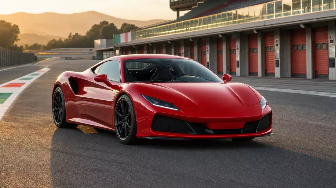 Generischer roter Sportwagen auf italienischer Rennstrecke, goldenes Abendlicht, Ferrari N.V