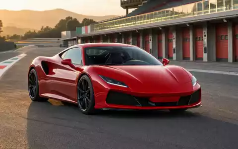 Ferrari N.V. NL0011585146: Roter Sportwagen auf sonnenbeschienem Rundkurs in der Toskana beim Sonnenuntergang - Foto: THN