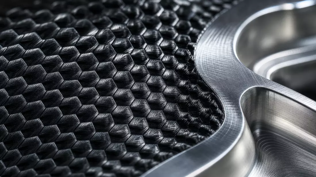 Makro: Hexagonales Carbonfaser-Gewebe und gefräste Aluminium-Oberfläche, Luxussportwagen-Material