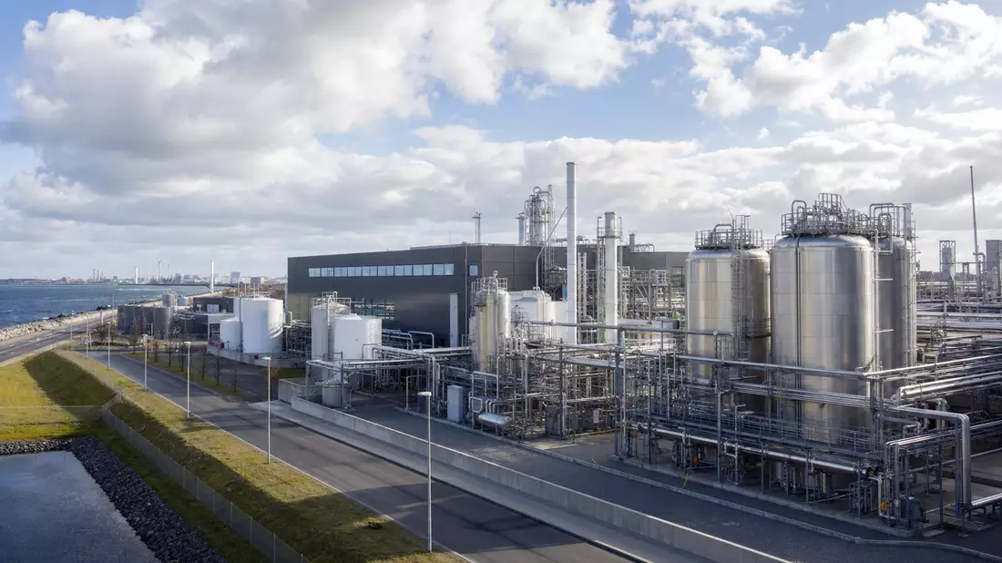 Industrieanlage mit Fermentationstanks eines daenischen Biotech-Unternehmens
