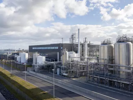 Fotorealistische Ansicht einer Biotech-Anlage von Novonesis (Novozymes), ISIN DK0060336014, mit modernen Fermentationstanks in Bagsvaerd - Foto: THN
