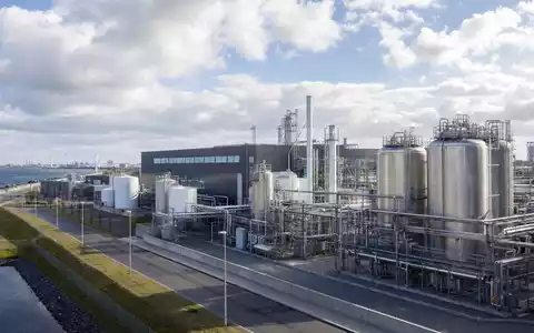 Fotorealistische Ansicht einer Biotech-Anlage von Novonesis (Novozymes), ISIN DK0060336014, mit modernen Fermentationstanks in Bagsvaerd - Foto: THN